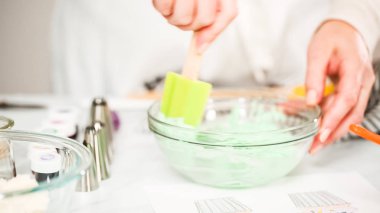 Adım adım. Unicorn Tema vanilyalı kek için gıda renklerle buzlanma buttercream boyama.