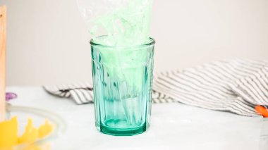 Adım adım. Boru Çantalar renkli buttercream frosting unicorn Tema vanilyalı kek süslemeleri için hazırlanıyor.