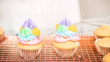 Adım adım. Tek boynuzlu at temalı vanilyalı kek gökkuşağı buttercream frosting ile dekorasyon.