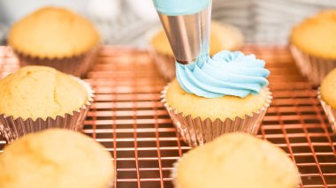 Adım adım. Tek boynuzlu at temalı vanilyalı kek gökkuşağı buttercream frosting ile dekorasyon.