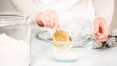 Adım adım. Vanilyalı kek için malzemeler karıştırma.