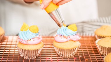 Adım adım. Tek boynuzlu at temalı vanilyalı kek gökkuşağı buttercream frosting ile dekorasyon.