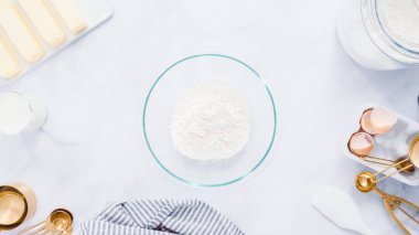 Adım adım. Vanilyalı kek için malzemeler karıştırma.