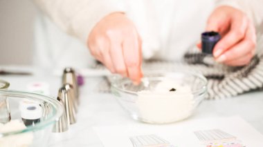 Adım adım. Unicorn Tema vanilyalı kek için gıda renklerle buzlanma buttercream boyama.