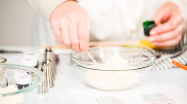 Adım adım. Unicorn Tema vanilyalı kek için gıda renklerle buzlanma buttercream boyama.