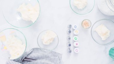 Adım adım. Unicorn Tema vanilyalı kek için gıda renklerle buzlanma buttercream boyama.