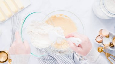 Adım adım. Vanilyalı kek için malzemeler karıştırma.