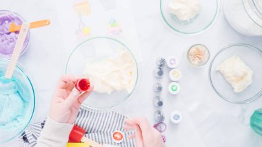 Adım adım. Unicorn Tema vanilyalı kek için gıda renklerle buzlanma buttercream boyama.