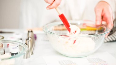 Adım adım. Unicorn Tema vanilyalı kek için gıda renklerle buzlanma buttercream boyama.