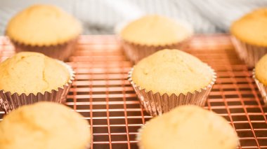 Adım adım. Taze vanilya cupcakes pişiren.