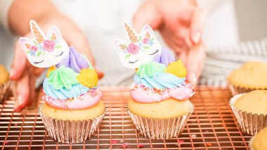 Adım adım. Tek boynuzlu at temalı vanilyalı kek gökkuşağı buttercream frosting ile dekorasyon.