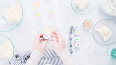 Adım adım. Unicorn Tema vanilyalı kek için gıda renklerle buzlanma buttercream boyama.
