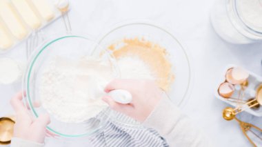 Adım adım. Vanilyalı kek için malzemeler karıştırma.