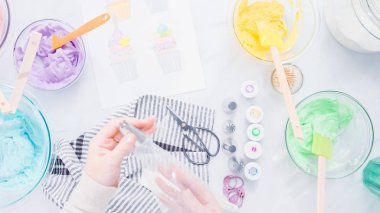 Adım adım. Boru Çantalar renkli buttercream frosting unicorn Tema vanilyalı kek süslemeleri için hazırlanıyor.