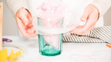 Adım adım. Boru Çantalar renkli buttercream frosting unicorn Tema vanilyalı kek süslemeleri için hazırlanıyor.