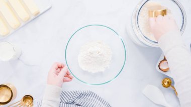 Adım adım. Vanilyalı kek için malzemeler karıştırma.