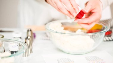 Adım adım. Unicorn Tema vanilyalı kek için gıda renklerle buzlanma buttercream boyama.