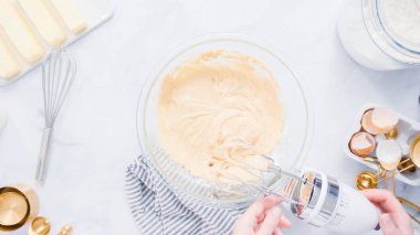 Adım adım. Vanilyalı kek için malzemeler karıştırma.