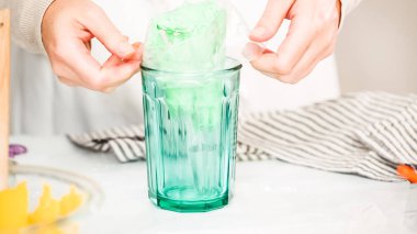 Adım adım. Boru Çantalar renkli buttercream frosting unicorn Tema vanilyalı kek süslemeleri için hazırlanıyor.