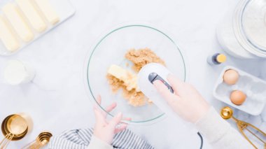 Adım adım. Vanilyalı kek için malzemeler karıştırma.