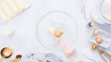 Adım adım. Vanilyalı kek için malzemeler karıştırma.