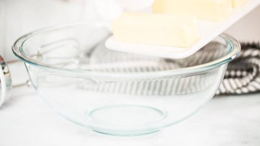 Adım adım. Buttercream frosting vanilyalı kek için karıştırma.