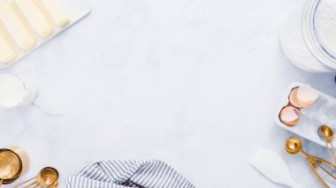 Adım adım. Vanilyalı kek için malzemeler karıştırma.