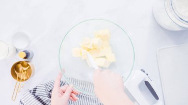 Adım adım. Buttercream frosting vanilyalı kek için karıştırma.