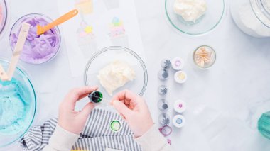 Adım adım. Unicorn Tema vanilyalı kek için gıda renklerle buzlanma buttercream boyama.