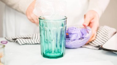 Adım adım. Boru Çantalar renkli buttercream frosting unicorn Tema vanilyalı kek süslemeleri için hazırlanıyor.