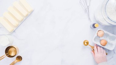 Adım adım. Vanilyalı kek için malzemeler karıştırma.