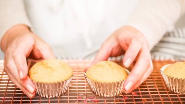 Adım adım. Tek boynuzlu at temalı vanilyalı kek gökkuşağı buttercream frosting ile dekorasyon.