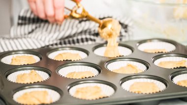 Adım adım. Metal cupcake tavada vanilyalı kek pişirme.