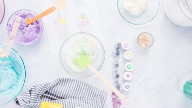 Adım adım. Unicorn Tema vanilyalı kek için gıda renklerle buzlanma buttercream boyama.