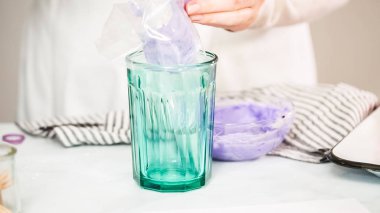 Adım adım. Boru Çantalar renkli buttercream frosting unicorn Tema vanilyalı kek süslemeleri için hazırlanıyor.