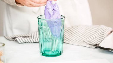 Adım adım. Boru Çantalar renkli buttercream frosting unicorn Tema vanilyalı kek süslemeleri için hazırlanıyor.