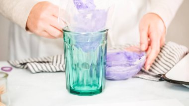 Adım adım. Boru Çantalar renkli buttercream frosting unicorn Tema vanilyalı kek süslemeleri için hazırlanıyor.