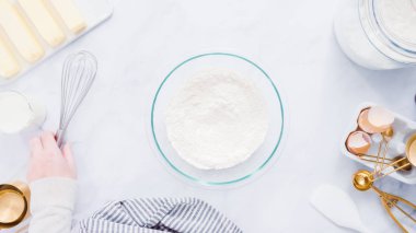 Adım adım. Vanilyalı kek için malzemeler karıştırma.