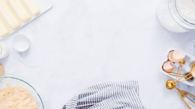 Adım adım. Metal cupcake tavada vanilyalı kek pişirme.