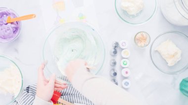 Adım adım. Unicorn Tema vanilyalı kek için gıda renklerle buzlanma buttercream boyama.