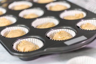 Vanilyalı kek hamuru cupcake tavada.