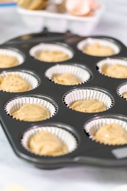 Vanilyalı kek hamuru cupcake tavada.