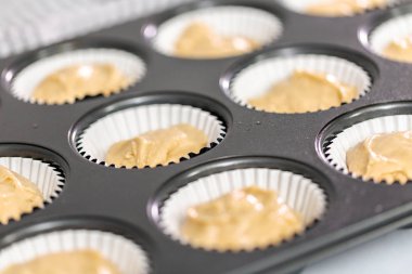 Vanilyalı kek hamuru cupcake tavada.