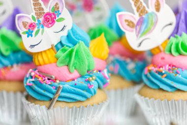 Tek boynuzlu at cupcakes çok renkli buttercream buzlanma ile yakın çekim.