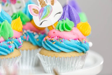 Tek boynuzlu at cupcakes çok renkli buttercream buzlanma ile yakın çekim.