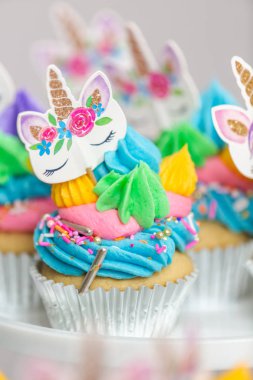 Tek boynuzlu at cupcakes çok renkli buttercream buzlanma ile yakın çekim.
