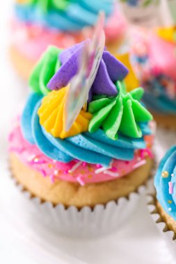 Tek boynuzlu at cupcakes çok renkli buttercream buzlanma ile yakın çekim.
