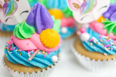 Tek boynuzlu at cupcakes çok renkli buttercream buzlanma ile yakın çekim.
