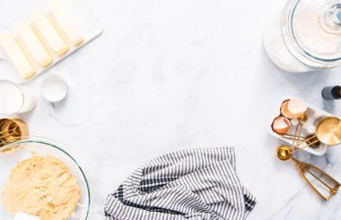 Üstten görünüm. Vanilyalı kek pişirme.