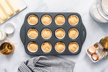 Üstten görünüm. Vanilyalı kek hamuru cupcake tavada.